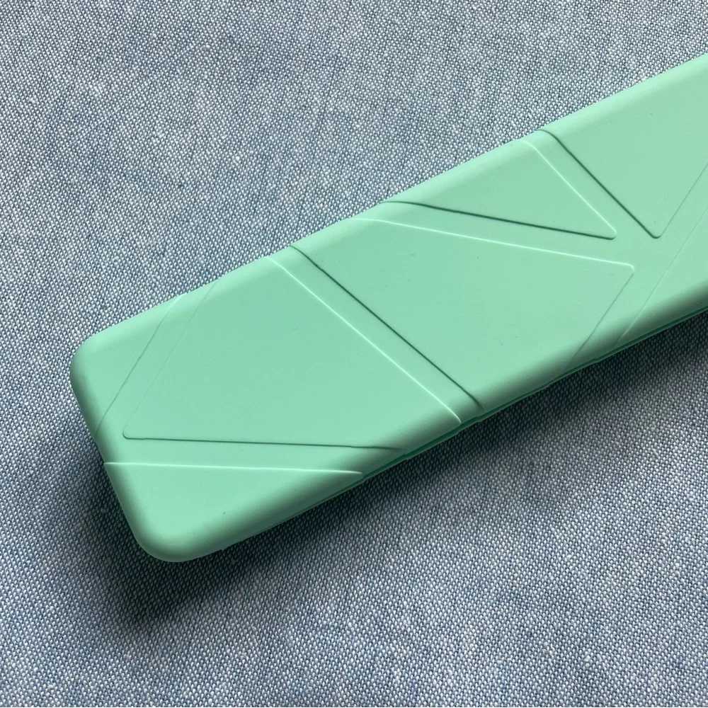 Makeup Brush Holder with Magnetic Closure